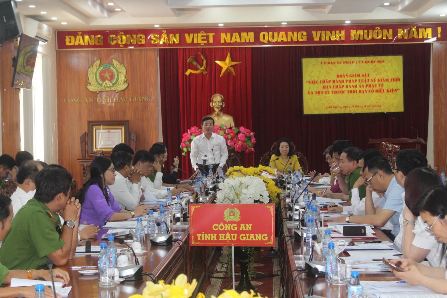 Ông Trần Văn Huyến, Phó Bí thư Thường trực Tỉnh ủy, Chủ tịch Hội đồng nhân dân tỉnh phát biểu tiếp thu tại buổi làm việc