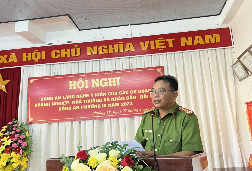 Đồng chí Trung tá Lê Việt Cường, Phó Trưởng Công an phường IV báo cáo tình hình an ninh, trật tự tại Hội nghị