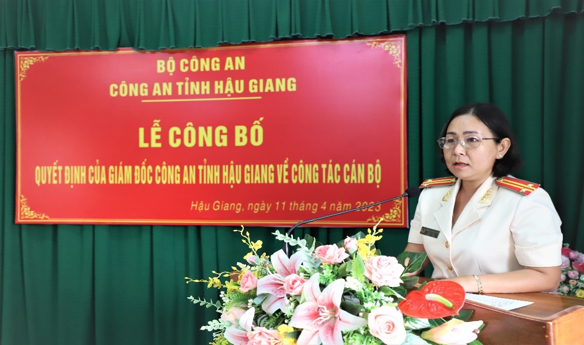 Đồng chí Trung tá Đỗ Thị Thanh Tuyền phát biểu tiếp thu ý kiến huấn thị