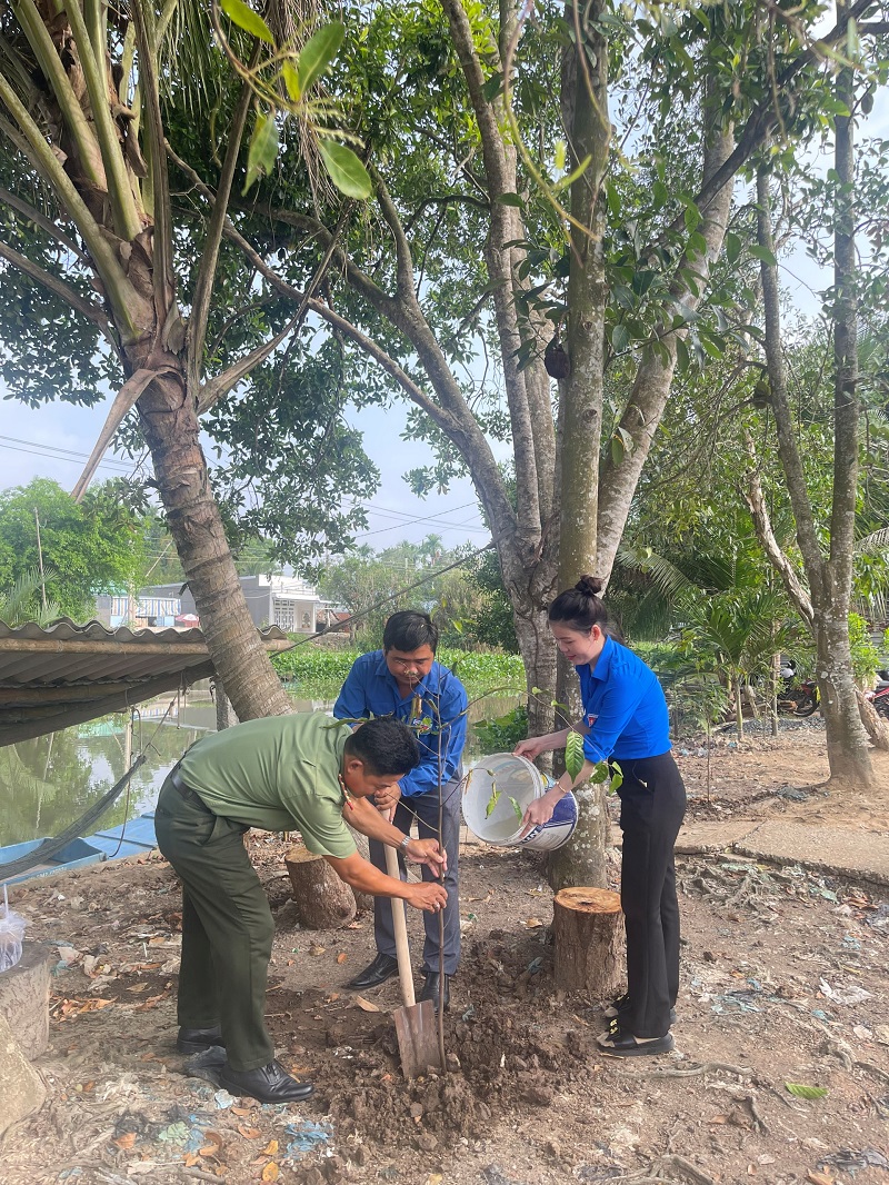 Đoàn viên, hội viên trồng cây thực hiện công trình trên tuyến kênh Tắc Vị Bình