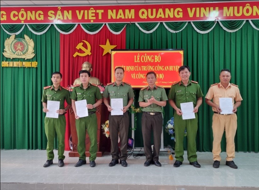 Đồng chí Thượng tá Vũ Quốc Tuyến, Phó Trưởng Công an huyện Phụng Hiệp 	 trao các Quyết định tại buổi lễ