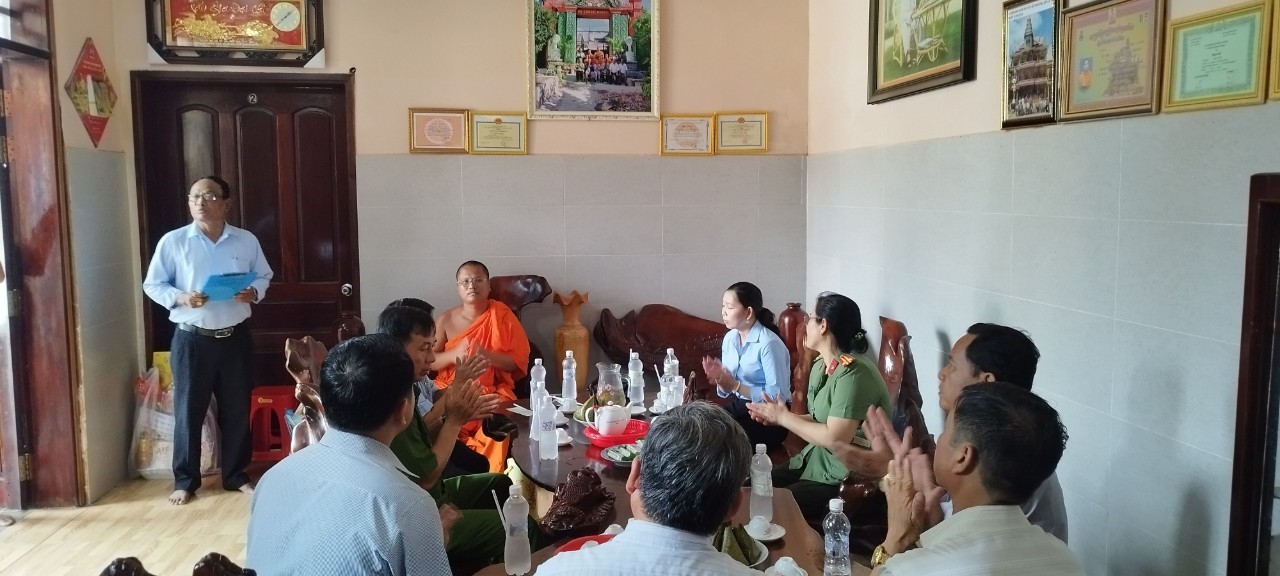 Lãnh đạo huyện cùng với ban, ngành, đoàn thể huyện Châu Thành A chúc tết Chôl Chnăm Thmây