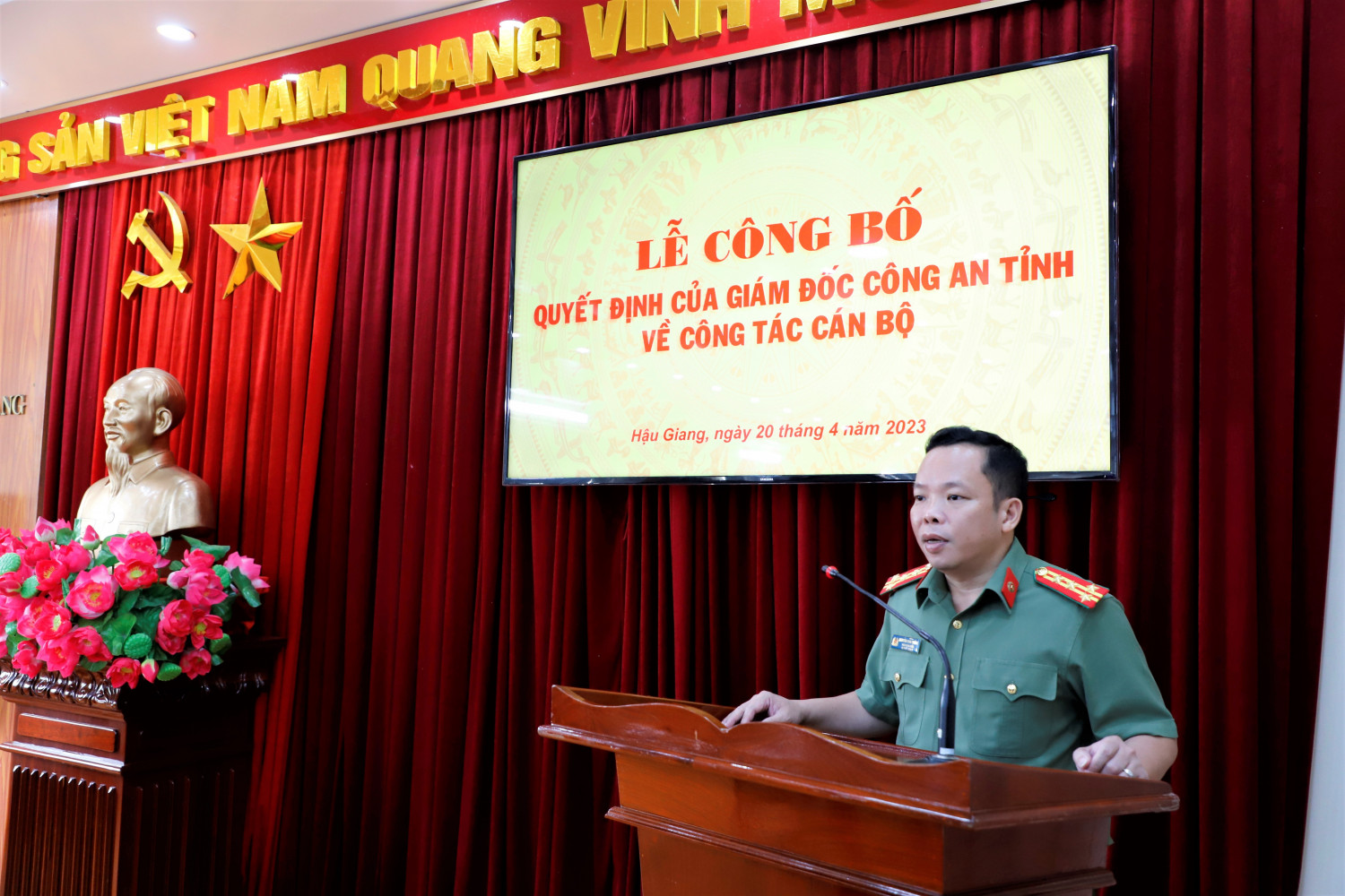 Đồng chí Đại tá Nguyễn Văn Thắng, Ủy viên Ban Thường vụ Đảng ủy, Phó Giám đốc Công an tỉnh phát biểu huấn thị