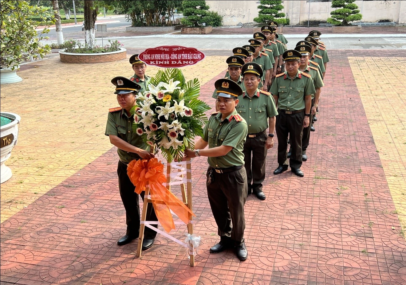 Phòng An ninh nội địa dâng hoa tại nhà tưởng niệm Chủ tịch Hồ Chí Minh