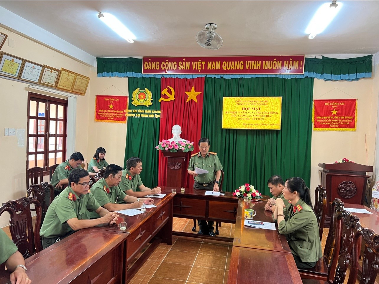 Đồng chí Thượng tá Trần Đoan Hùng, Trưởng phòng An ninh nội địa phát biểu ôn lại truyền thống 77 năm xây dựng, chiến đấu và trưởng thành của lực lượng An ninh nội địa