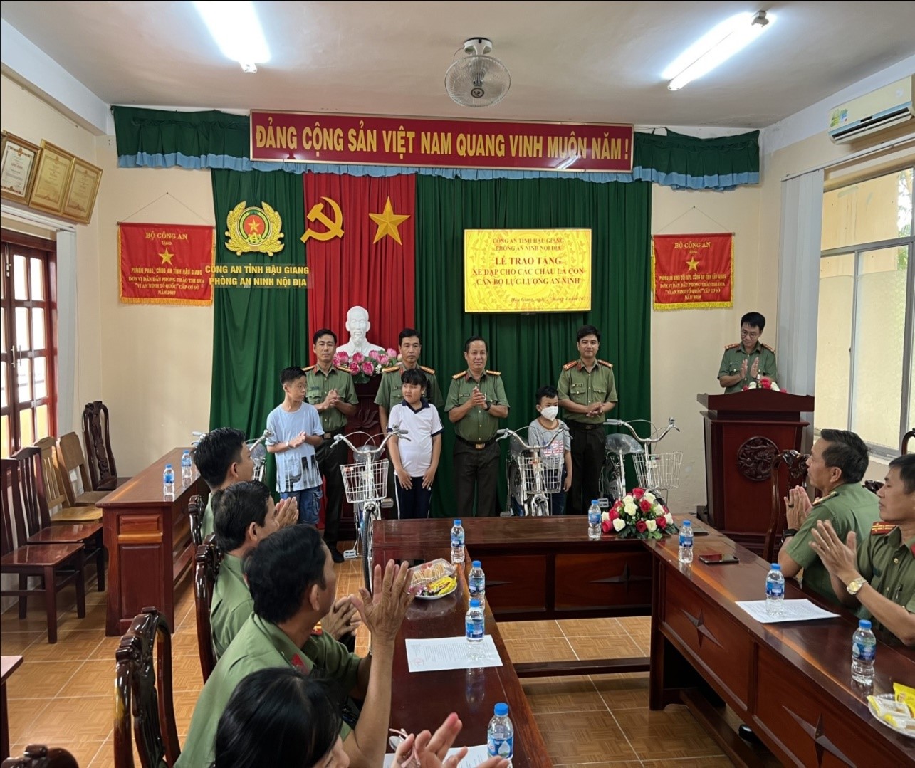 Đồng chí Thượng tá Trần Đoan Hùng, Trưởng phòng An ninh nội địa tặng quà và chụp ảnh lưu niệm cùng các cháu học sinh