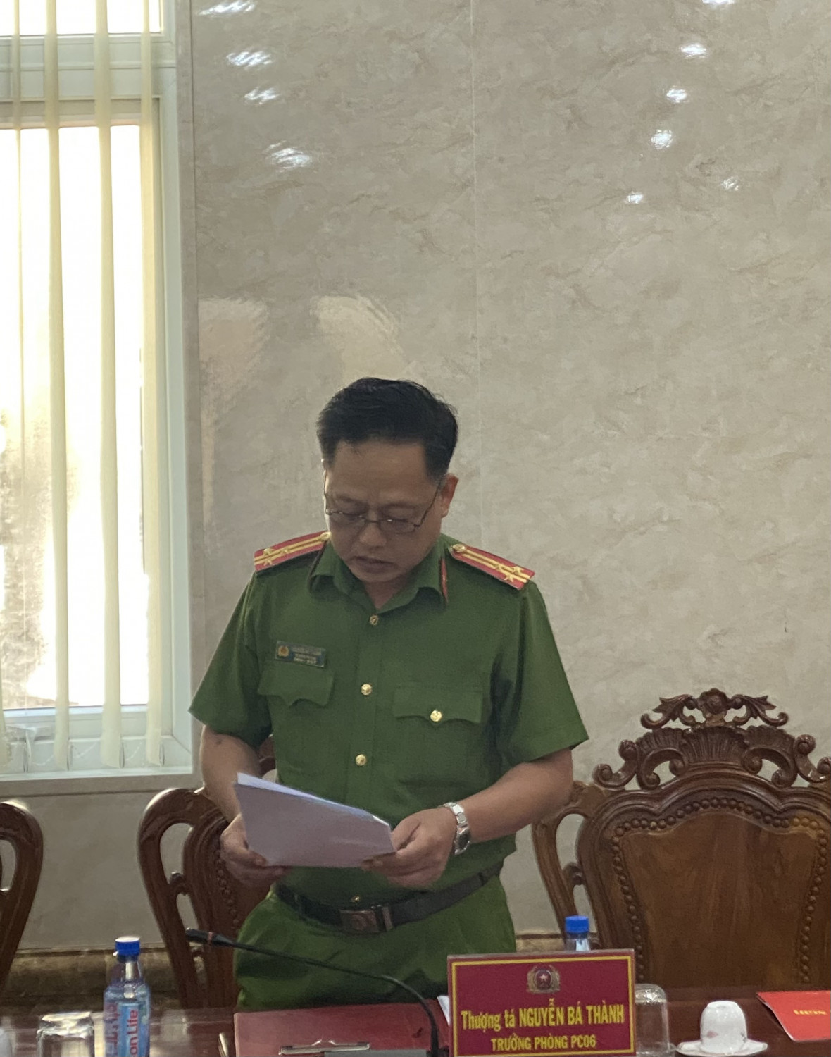 Đồng chí Thượng tá Nguyễn Bá Thành thông qua báo cáo kết quả thực hiện Đề án 06 của Chính phủ trên địa bàn tỉnh 