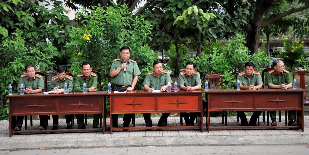 Đại tá Nguyễn Thanh Tràng, Phó Bí thư Đảng ủy, Phó Giám đốc Công an tỉnh cùng các đơn vị chức năng dự tổng duyệt các nội dung và động viên đội tuyển tham gia Hội thi