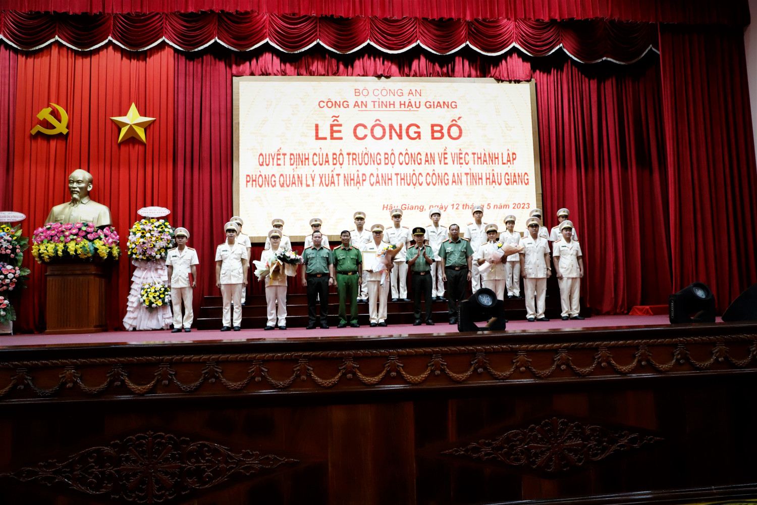 Đồng chí Trần Văn Huyến, Phó Bí thư thường trực Tỉnh ủy, Chủ tịch Hội đồng nhân dân tỉnh và Ban Giám đốc Công an tỉnh trao quyết định và tặng hoa chúc mừng 