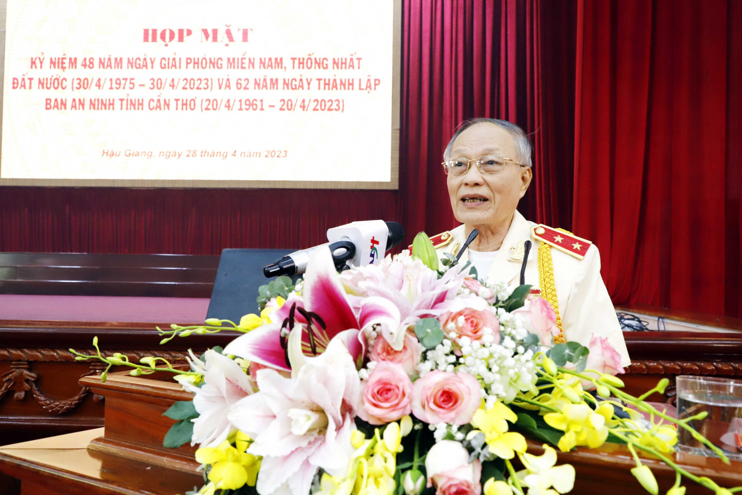 Trung tướng Nguyễn Xuân Xinh, Anh hùng Lực lượng vũ trang nhân dân, nguyên Phó tổng cục trưởng Tổng cục V, Bộ Công an - Phó Trưởng Ban Liên lạc Ban An ninh tỉnh Cần Thơ phát biểu ôn lại truyền thống của Ban An ninh tỉnh Cần Thơ
