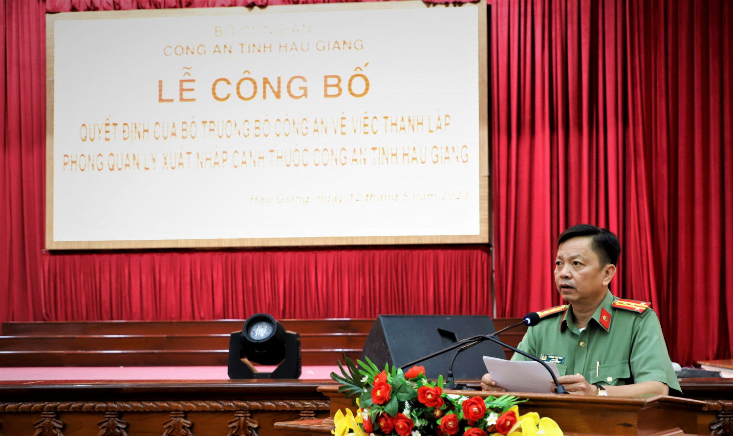 Đại tá Huỳnh Việt Hòa, Ủy viên Ban Thường vụ Tỉnh ủy, Bí thư Đảng ủy, Giám đốc Công an tỉnh phát biểu giao nhiệm vụ tại buổi Lễ