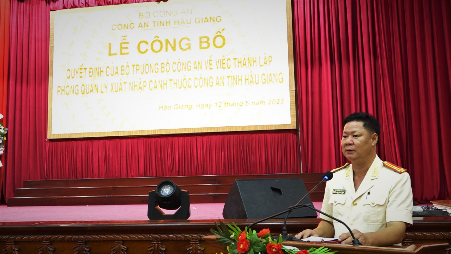 Thượng tá Nguyễn Hồng Hải, Trưởng phòng, Phòng Quản lý xuất nhập cảnh phát biểu tiếp thu ý kiến chỉ đạo