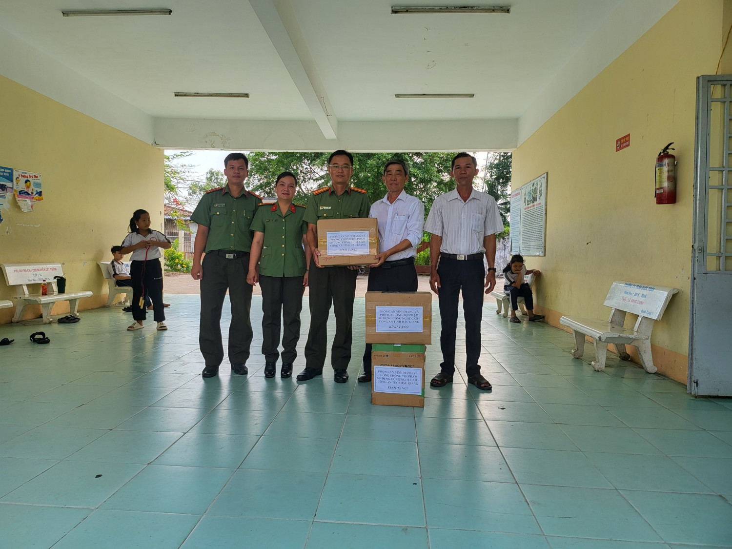 Đồng chí Trung tá Nguyễn Hoài Thanh trao quà cho Trường Tiểu học Trần Quốc Toản