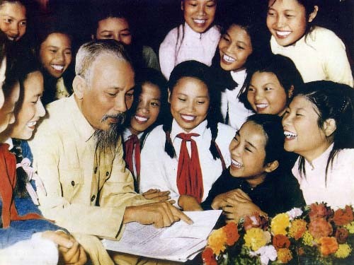 Ảnh Bác Hồ với học sinh Trường Trưng Vương, Hà Nội năm 1956