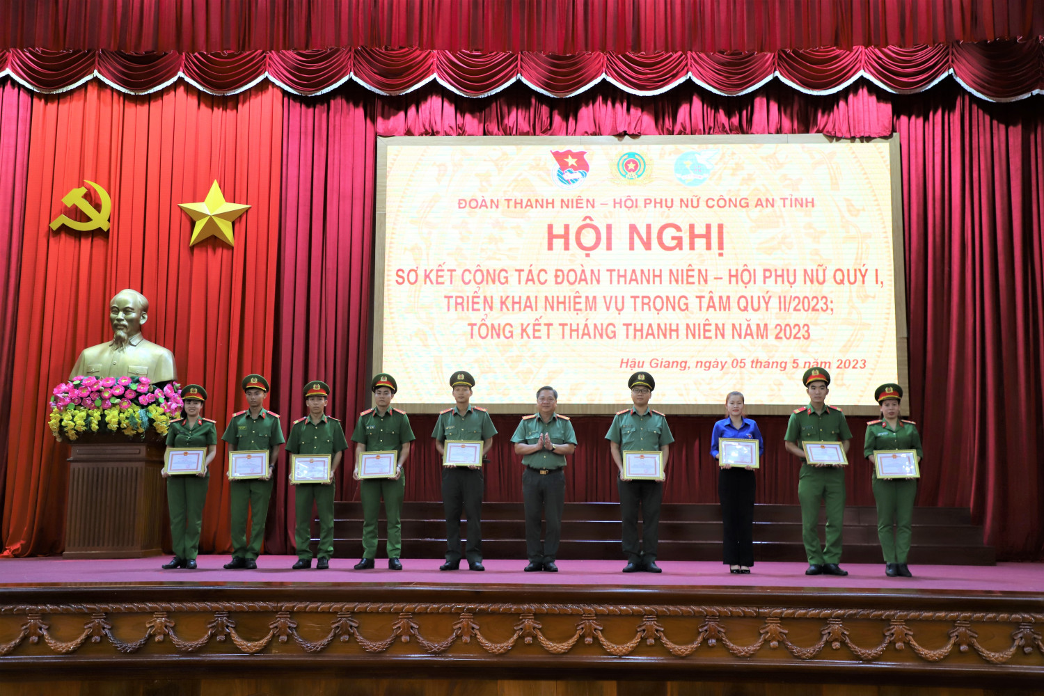 Đại tá Nguyễn Thanh Tràng, Phó Bí thư Đảng ủy, Phó Giám đốc Công an tỉnh tặng giấy khen cho các tập thể, cá nhân có thành tích trong thực hiện Tháng Thanh niên năm 2023