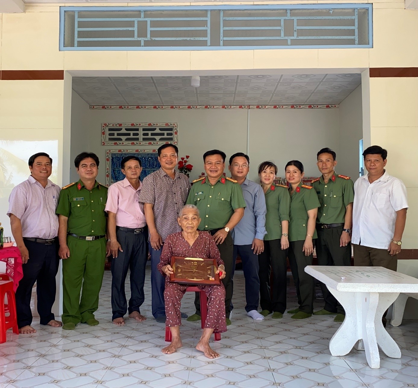 Phòng An ninh kinh tế kết hợp với chính quyền địa phương bàn giao nhà tình nghĩa đã sửa chữa cho Mẹ Việt Nam anh hùng Thái Thị Phú