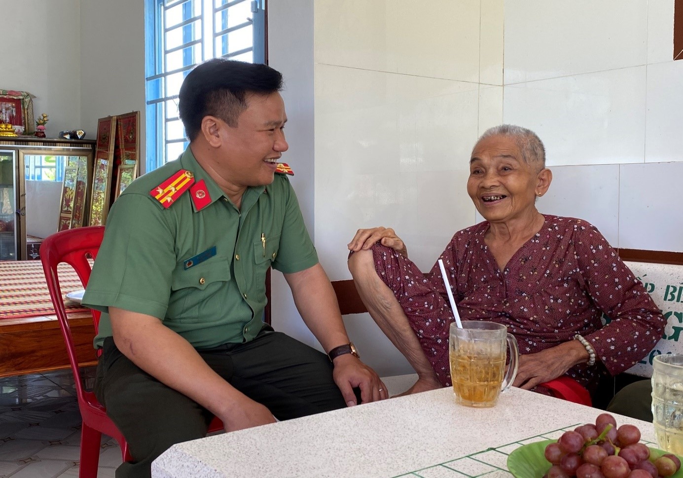 Đồng chí Phan Văn Hạp, Trưởng phòng An ninh kinh tế hỏi thăm sức khỏe Mẹ