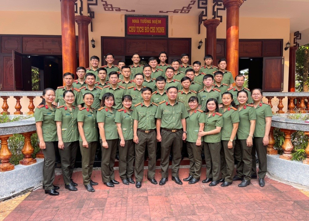Ban lãnh đạo, cán bộ Phòng Tham mưu dâng hương và chụp ảnh lưu niệm tại Nhà tưởng niệm Chủ tịch Hồ Chí Minh trong khuôn viên Công an tỉnh