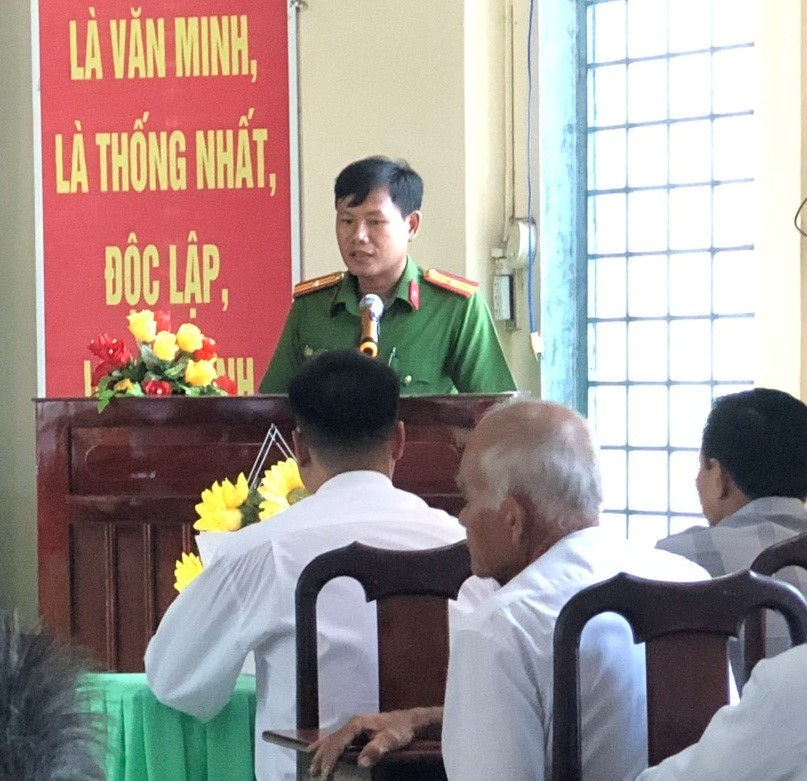 Đồng chí Thiếu tá Lê Văn Mến, Trưởng Công an thị trấn tuyên truyền tại Hội nghị
