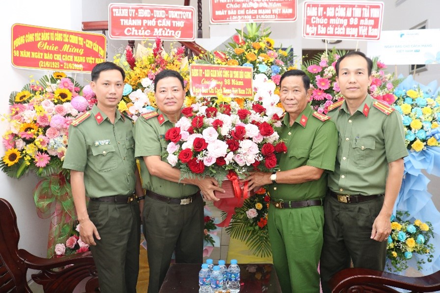 Đồng chí Đại tá Phan Văn Giữ, Phó Giám đốc Công an tỉnh tặng hoa, chúc mừng Báo Công an nhân dân