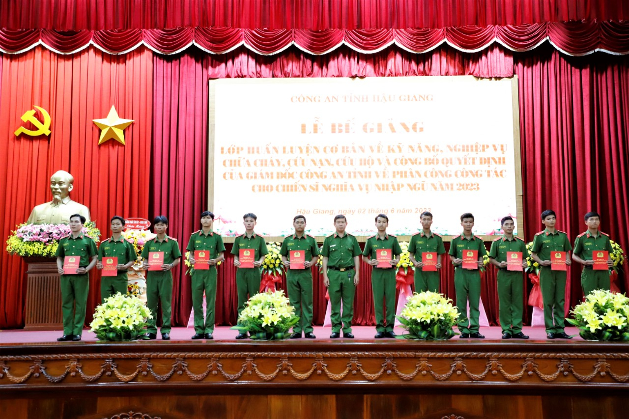 Thượng tá Lê Hùng Cường, Trưởng phòng Cảnh sát phòng cháy, chữa cháy và cứu nạn, cứu hộ Công an tỉnh trao chứng nhận cho các chiến sĩ