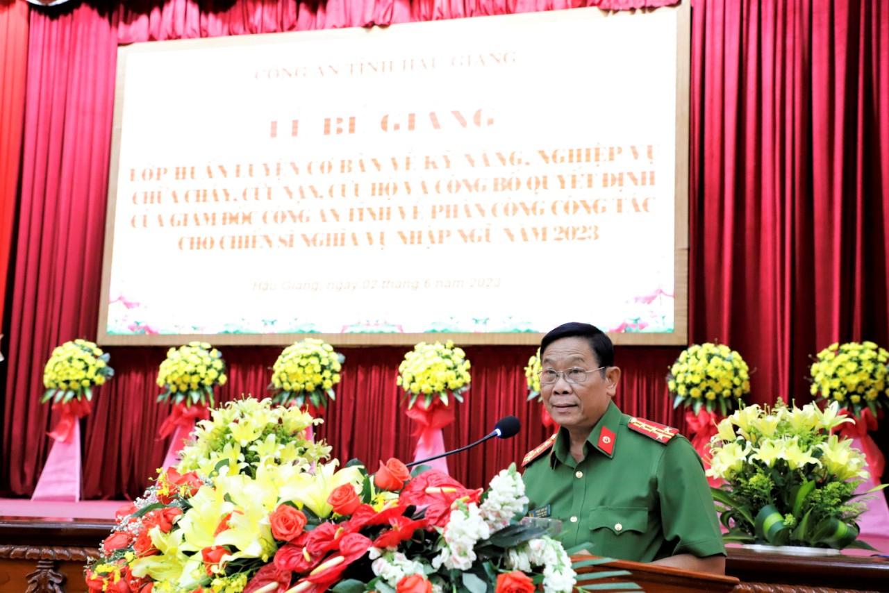 Đồng chí Đại tá Phan Văn Giữ, Phó Giám đốc Công an tỉnh phát biểu tại Lễ bế giảng