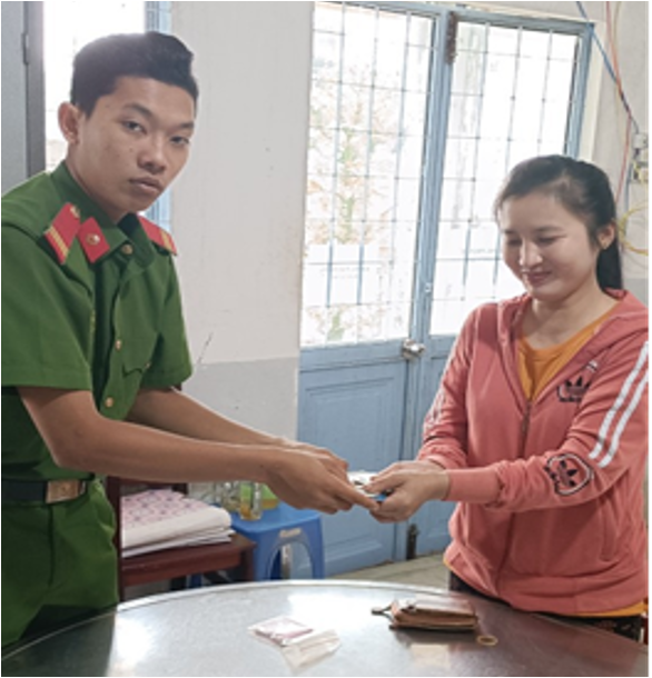 Đồng chí Trung sĩ Trần Hoàng Hiếu, Chiến sĩ nghĩa vụ Công an huyện Long Mỹ trao trả lại chiếc ví và tài sản, giấy tờ nhặt được cho chị P.N.H