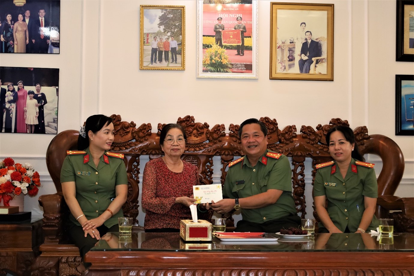 Đồng chí Đại tá Nguyễn Thanh Tràng, Phó Giám đốc Công an tỉnh (thứ hai từ phải sang) thăm, chúc Tết thân nhân gia đình Liệt sỹ Huỳnh Văn Thanh