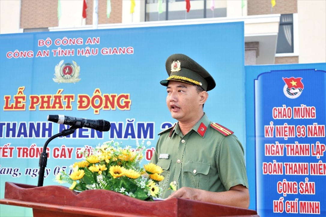 Đồng chí Thiếu tá Nguyễn Văn Phương, Trưởng Ban Thanh niên Công an tỉn trình bày các nội dung hoạt động Tháng thanh niên trong Công an tỉnh Hậu Giang