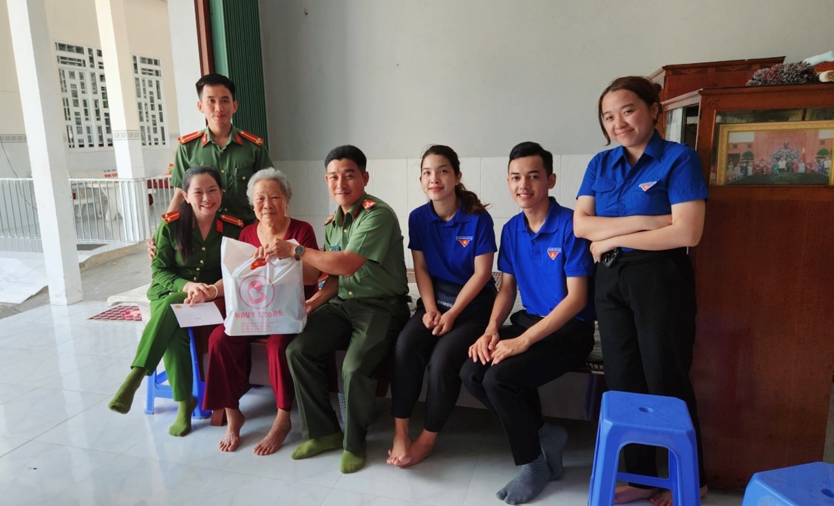 Đoàn đến thăm và tặng quà Mẹ Việt Nam Anh hùng Trần Thị Tơ
