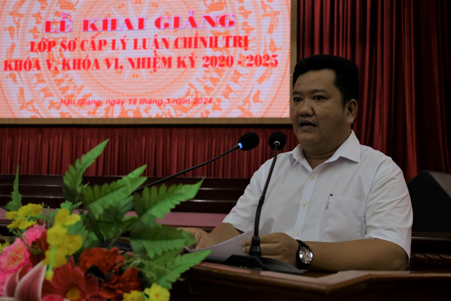 Đồng chí Lưu Viết Phương, Phó Giám đốc phụ trách Trung tâm chính trị huyện Vị Thủy công bố các quyết định