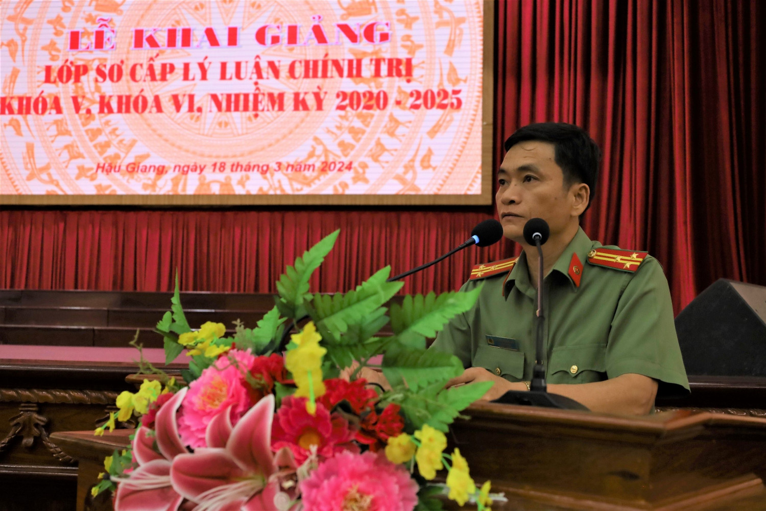 Đồng chí Thượng tá Dương Hoàng An, Ủy viên Ban Thường vụ Đảng ủy, Trưởng phòng Phòng Tổ chức cán bộ phát biểu tại Lễ Khai giảng