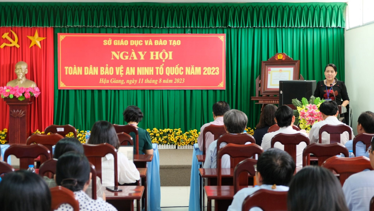 Đ/c Nguyễn Hoài Thúy Hằng, Giám đốc Sở Giáo dục và Đào tạo phát biểu chỉ đạo tại ngày Hội toàn dân bảo vệ an ninh Tổ quốc