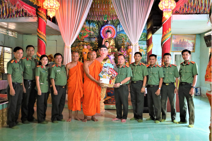 Đại tá Nguyễn Văn Thắng, Phó Giám đốc Công an tỉnh trao quà tặng các vị chức sắc tại chùa Sasanacrăngsây