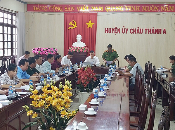 Đồng chí Đại tá Phan Văn Giữ, Phó Giám đốc Công an tỉnh, Phó Trưởng đoàn Kiểm tra triển khai Thông báo kết luận Kiểm tra của Ban Thường vụ Tỉnh uỷ đối với Ban Thường vụ Huyện ủy Châu Thành A