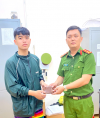 Công an thị trấn Mái Dầm trao trả tài sản cho người dân bị đánh rơi