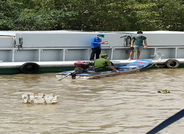 Lực lượng chức năng dùng vỏ lãi tiếp cận, kiểm tra tàu có trọng tải lớn di chuyển trên tuyến sông Ba Láng)