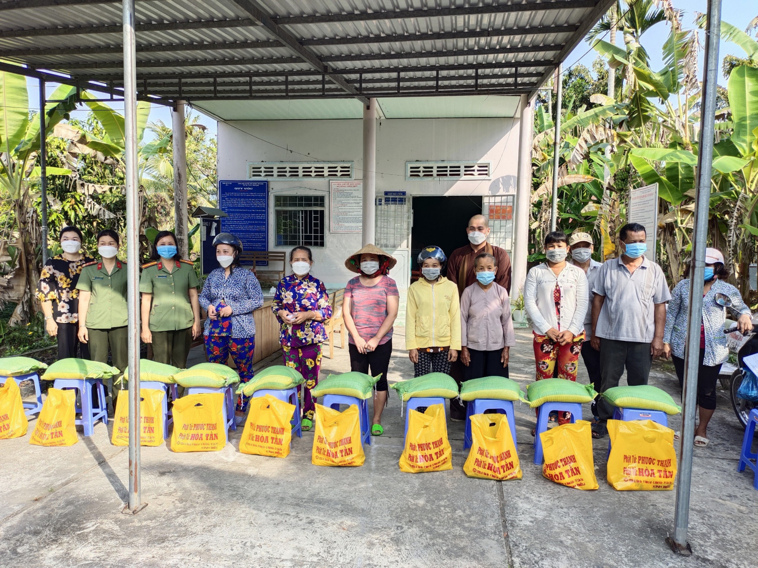 Trao tặng quà cho người dân có hoàn cảnh khó khăn