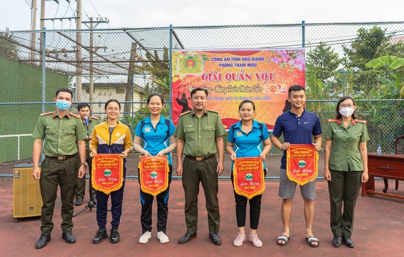 Ban lãnh đạo Phòng Tham mưu trao cờ lưu niệm cho các Đội thi