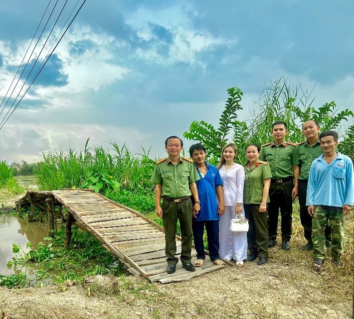 Phòng Kỹ thuật nghiệp vụ cùng người dân tại cây cầu gỗ mới xây dựng