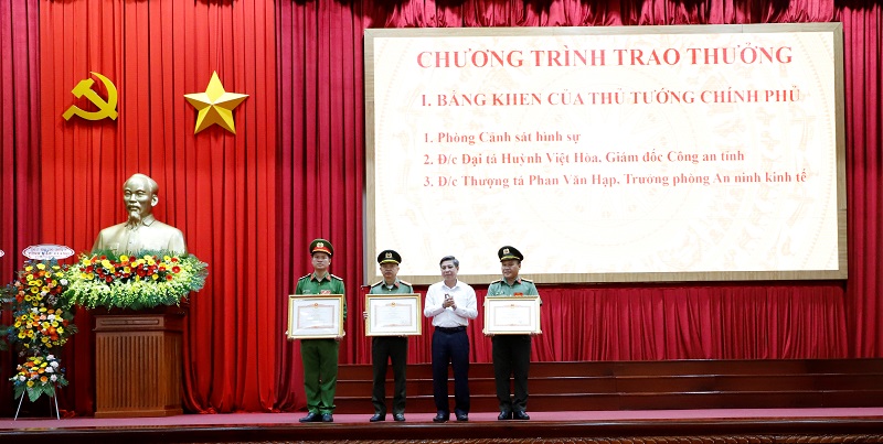 Đồng chí Đồng Văn Thanh, Phó Bí thư Tỉnh ủy, Chủ tịch Ủy ban nhân dân tỉnh trao Bằng khen của Thủ tưởng Chính phủ