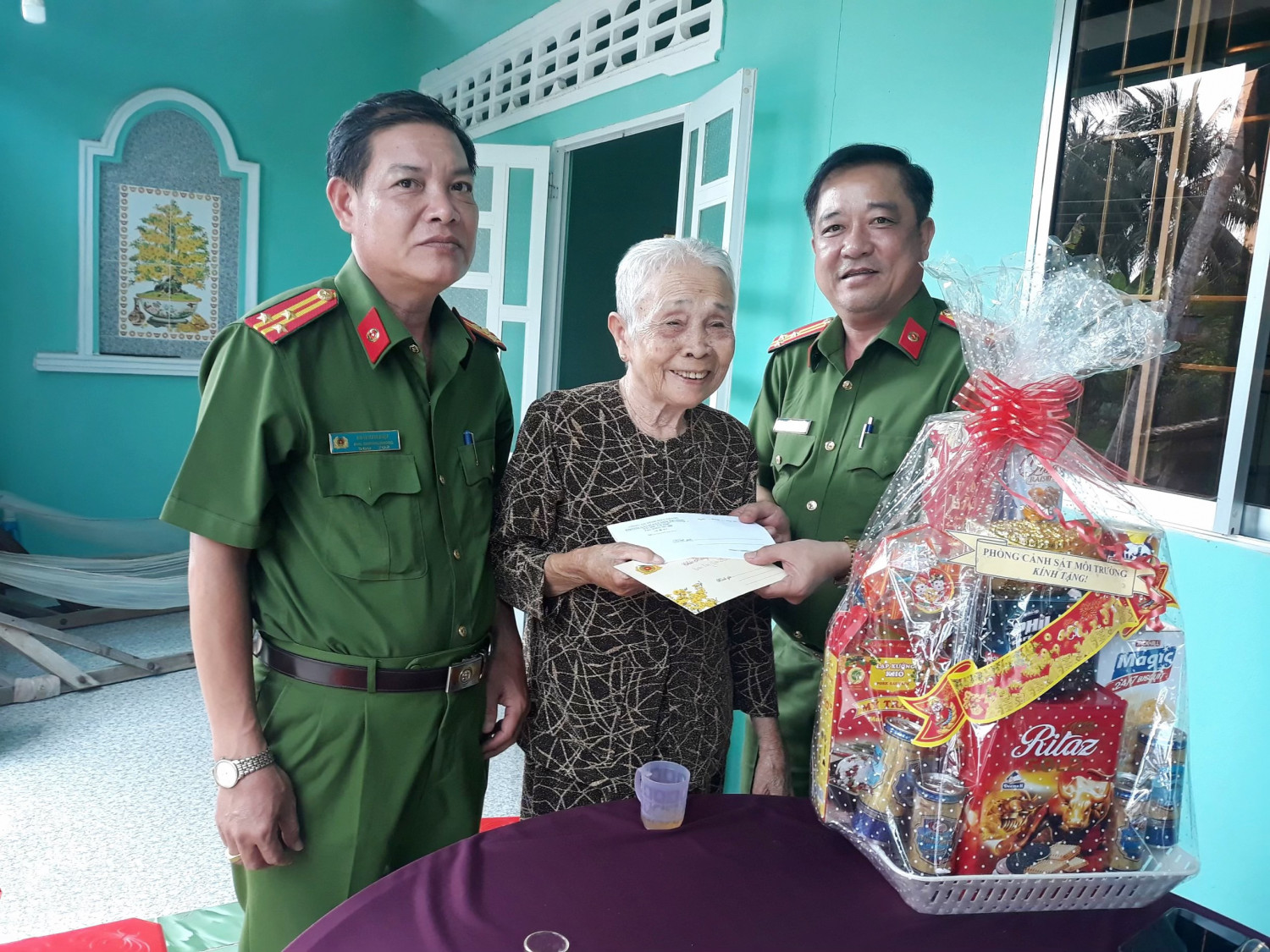 Đồng chí Võ Thanh Thiên, Trưởng phòng và đồng chí Kiều Văn Kiệt, Phó Trưởng phòng thăm, tặng quà Mẹ Việt Nam anh hùng Bùi Thị Hiếu