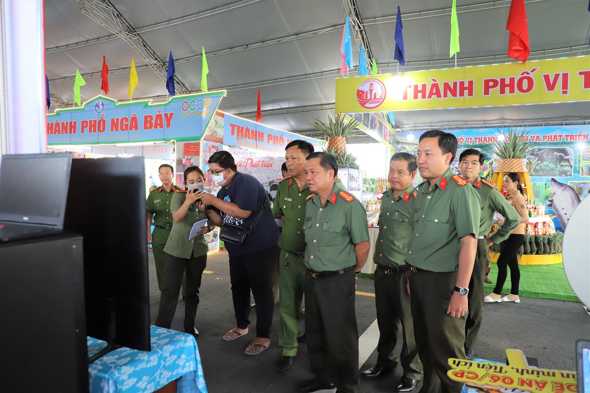 Đồng chí Đại tá Nguyễn Thanh Tràng, Phó Bí thư Đảng ủy, Phó Giám đốc Công an tỉnh (ở giữa) kiểm tra đoàn viên, thanh niên làm nhiệm vụ tại gian hàng của Công an tỉnh