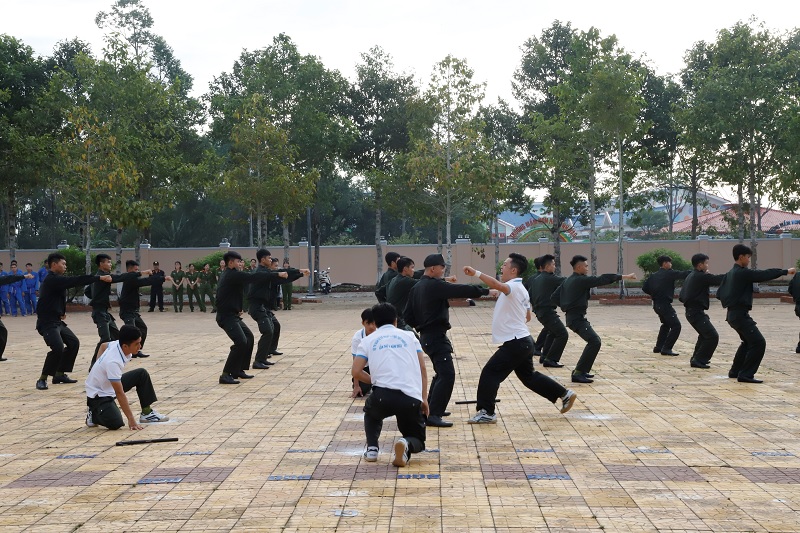 Cán bộ, chiến sỹ thực hiện các nội dung võ thuật1