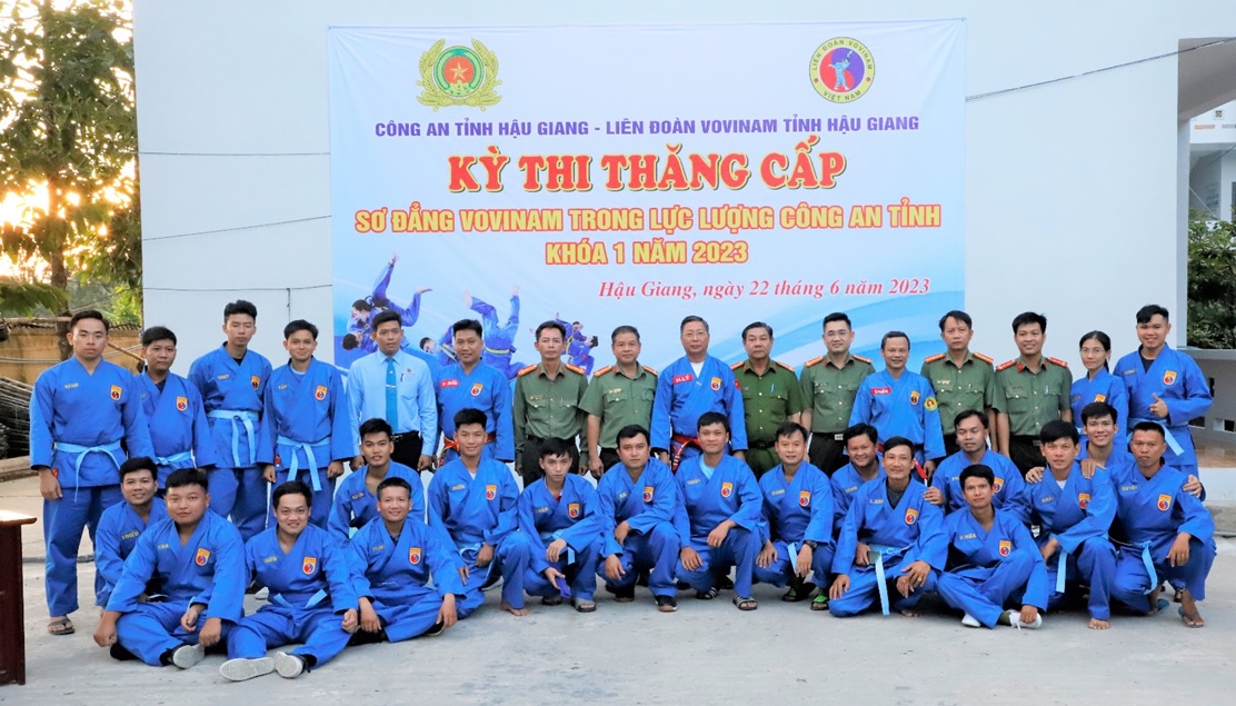 Đại biểu chụp ảnh lưu niệm cùng các võ sinh Lớp võ thuật Vovinam khóa 2 năm 2023