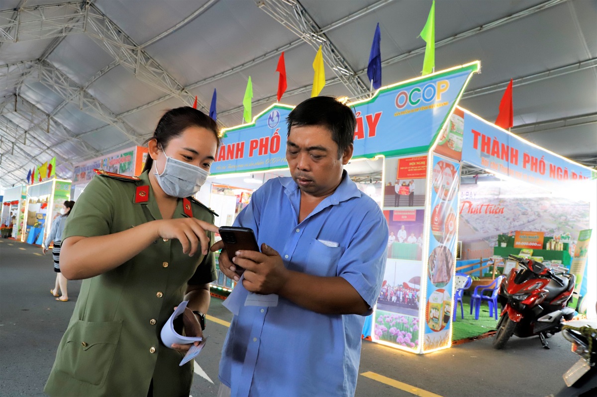 Đoàn viên, thanh niên Công an tỉnh hướng dẫn người dân cài đặt, sử dụng ứng dụng VNeID và thực hiện dịch vụ công trực tuyến