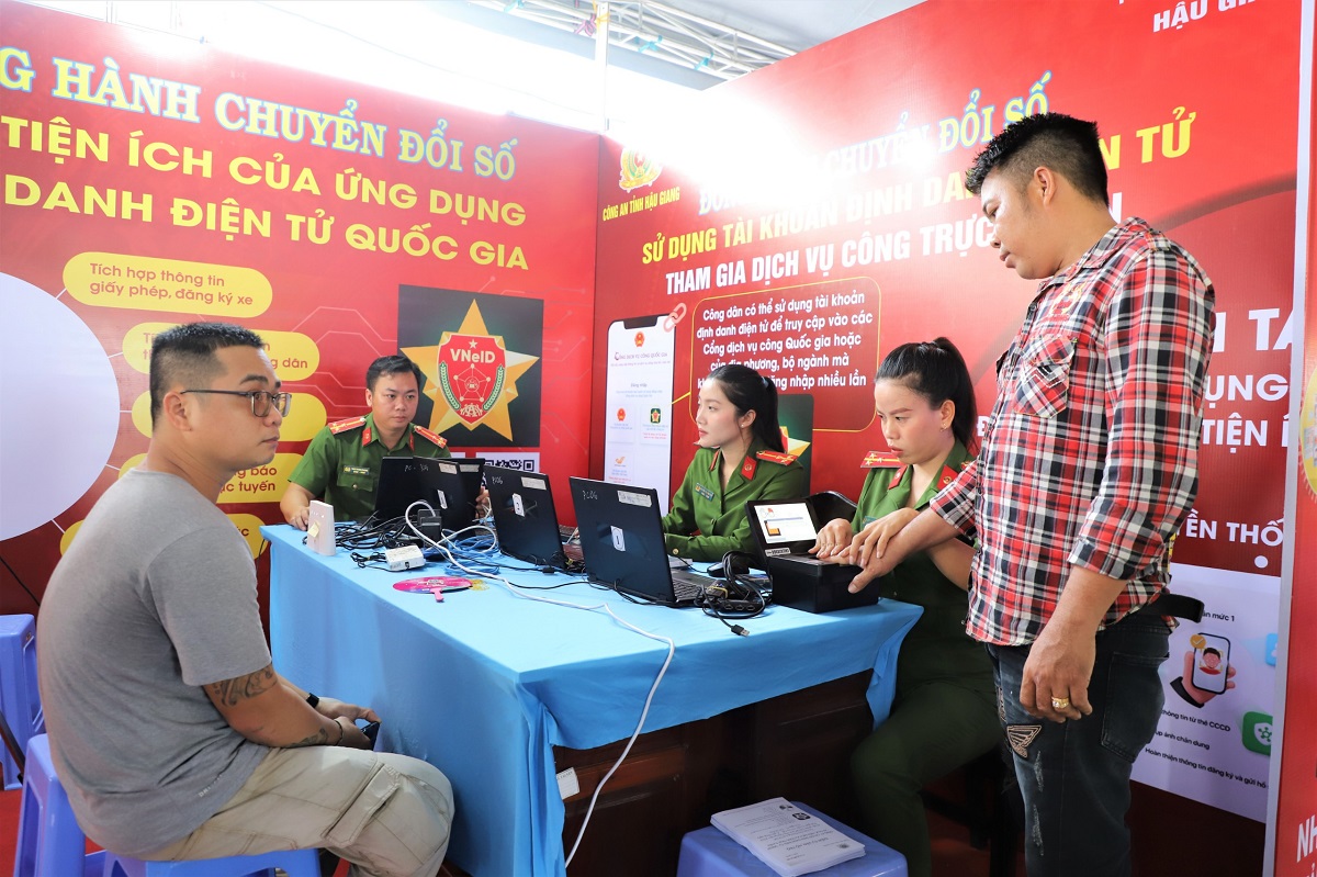 Cán bộ, chiến sỹ làm thủ tục cấp tài khoản định danh điện tử cho người dân