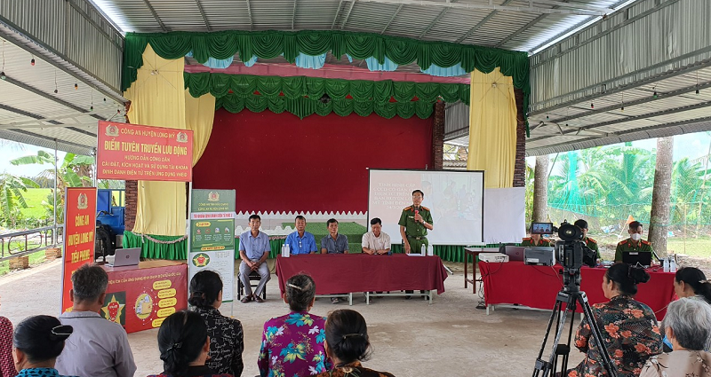 Đ/c Thượng tá Phạm Văn Nghiêm, Phó Trưởng Công an huyện Long Mỹ cùng chức sắc, chức việc tại điểm tuyên truyền