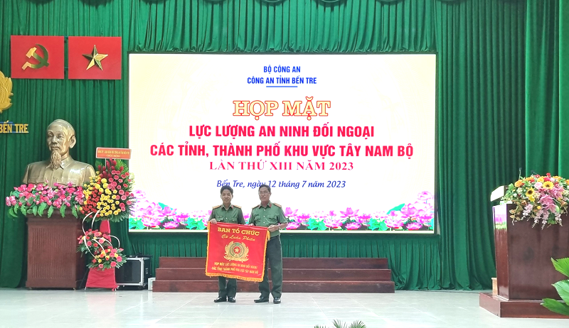 Thượng tá Phạm Văn Nghiệm, Trưởng phòng An ninh đối ngoại Công an tỉnh Bến Tre trao cờ luân lưu cho Công an tỉnh Hậu Giang, đơn vị đăng cai tổ chức Họp mặt lần thứ XIV năm 2024