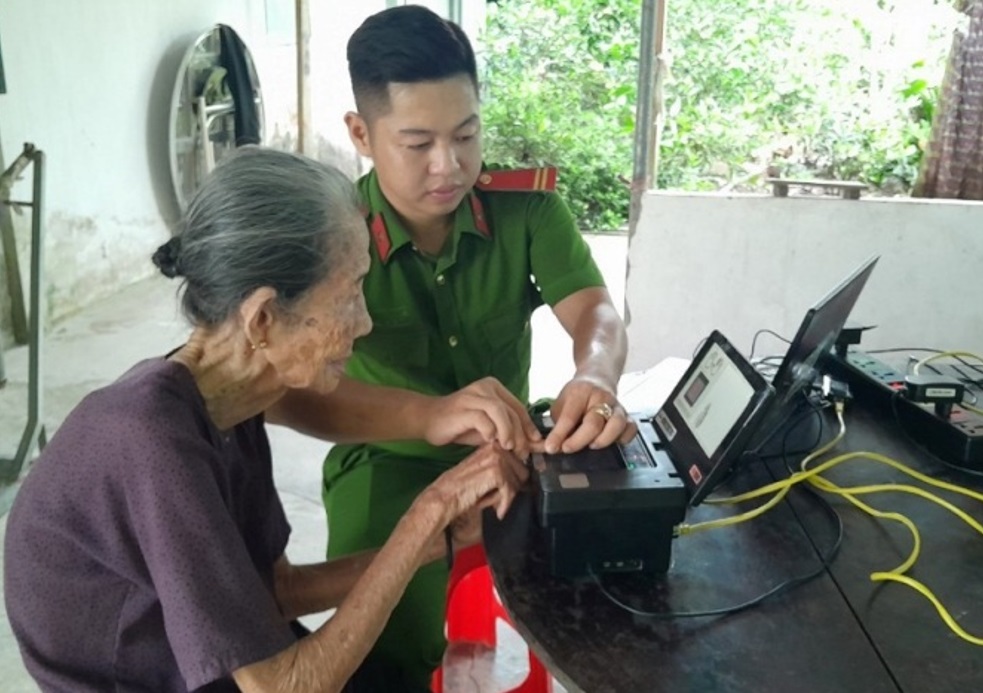 Tổ công tác đến làm thủ tục cấp Căn cước công dân gắn chíp điện cho công dân Nguyễn Thị Sôm, 101 tuổi, trú tại khu vực Bình Hiếu, Phường Vĩnh Tường, Thị xã Long Mỹ, Tỉnh Hậu Giang